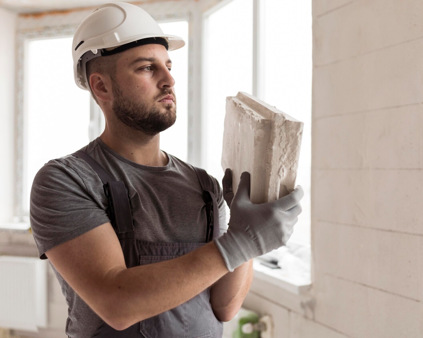 hombre tiro medio trabajando casco 23 2148751988